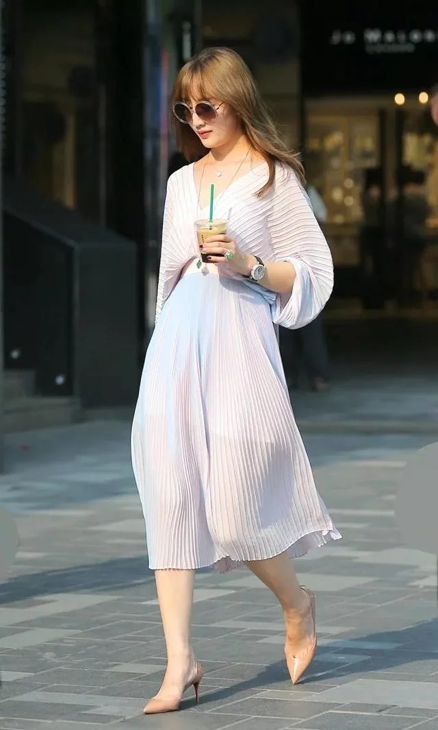 街拍:小姐姐戴着墨镜,身上穿的这件v领的连衣裙,十分的飘逸