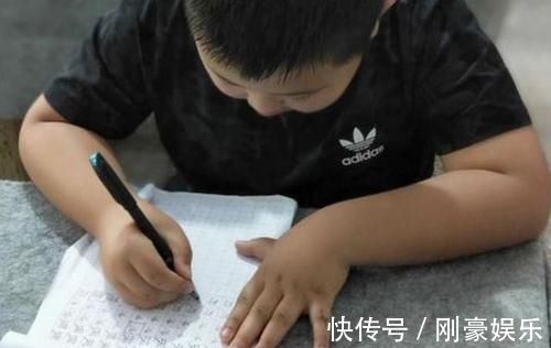 宝妈$9岁男童写字被误认为是印刷体，老师不忍打叉，网友：再世王羲之