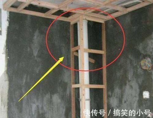 下水管|装修不要用这种淘汰的包下水管方法,工人做错了,立马让他重装