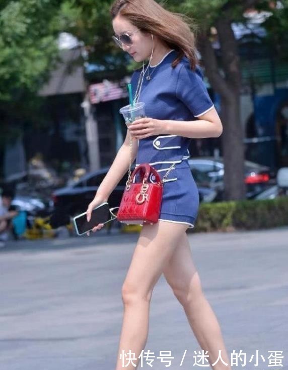 牛仔衬衫搭配灰色打底裤,青春靓丽,活泼可爱