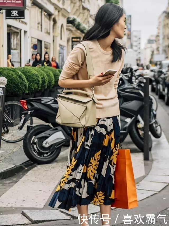 卫衣+半裙=早春最火混搭套路,时髦又有女人味!!