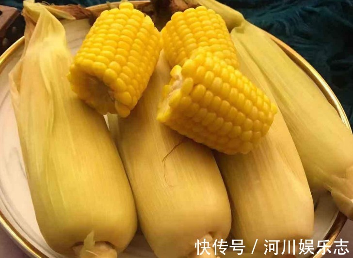 煮玉米只放清水是错的,放上这2样料,玉米更香甜软糯,太实用了