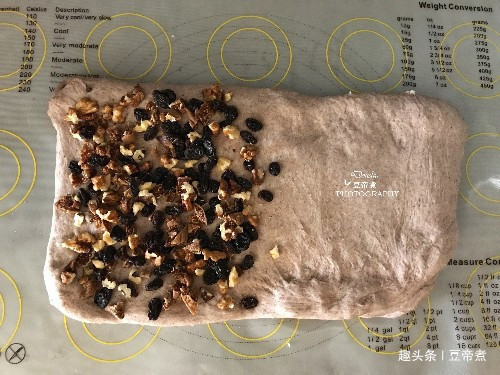 面粉别再做馒头了,随便揉一揉,加点干果,大人小孩都爱吃