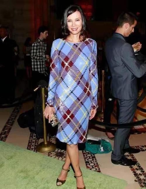 来俏|52岁邓文迪才是“老来俏”,穿紧身裙装烫卷发,满脸皱纹也好看