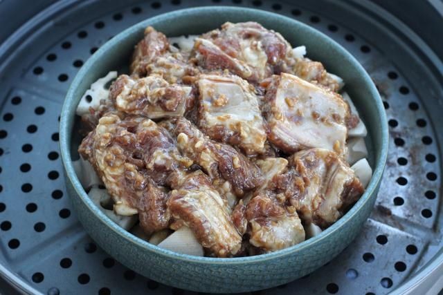 排骨和莲藕别拿来炖了，蒸着吃嫩滑鲜美保留大部分营养，一盘不够