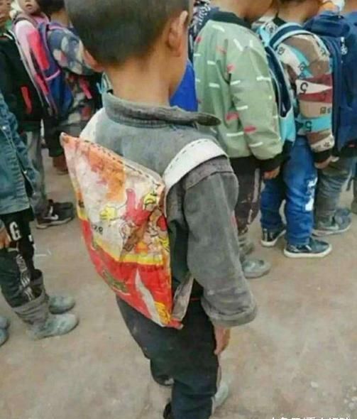 小学生|小学生放学，孩子背“麻袋”当书包，站在队伍外不敢靠近惹人心疼