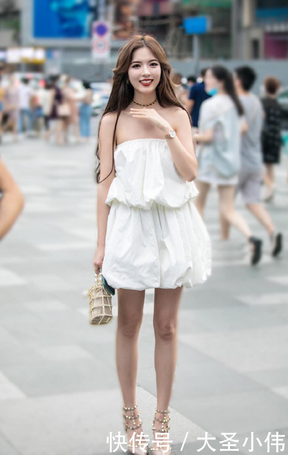 露肩|美女街拍:看了第九眼,才意识到这位美女的美,将女性的身材完美地展现出来