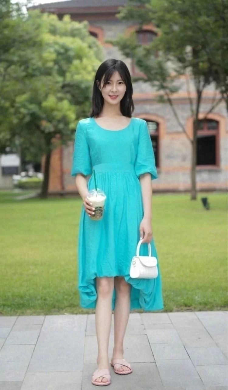 街拍:紧致身材的小姐姐,简约而不简单,令人赏心悦目