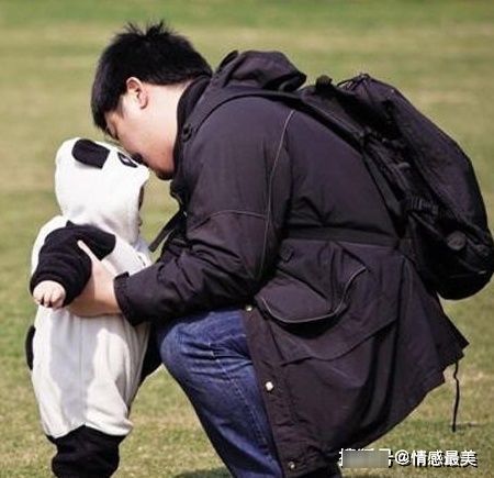 莉莉|妻子生双胞胎途中去世,丈夫悲伤中给双胞胎起名,感动了无数人