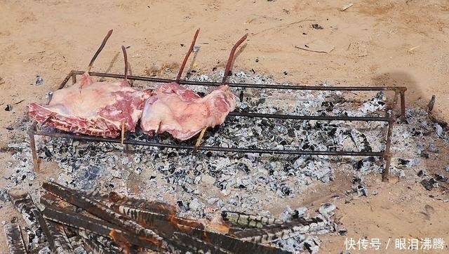 烤串|老板请吃烧烤20个人点4串被指太抠门!烤串端上桌后所有人傻眼!