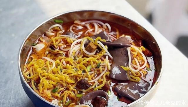 端碗|贵阳人气肠旺面,捞面师傅累得胳膊都抬不起来,客人端碗在门口吃