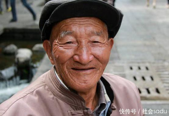 身体|年纪大了有“老年臭”多半离不开3个原因,45岁以后别忽视