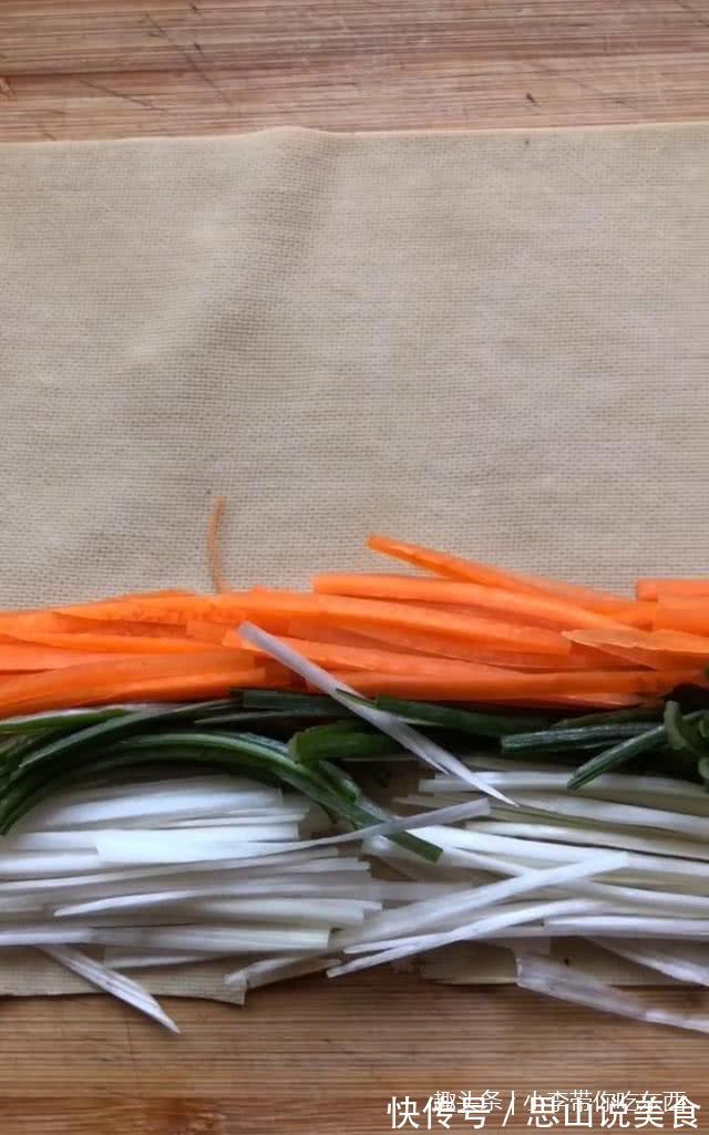 做了超嫩的京酱肉丝，用煎饼卷着吃超赞的