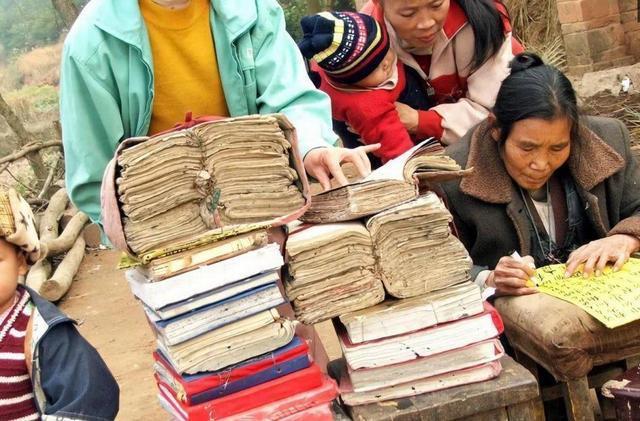 文盲妇女|湖南文盲妇女“造字”，20年写百万天书，专家痛批：毫无艺术性