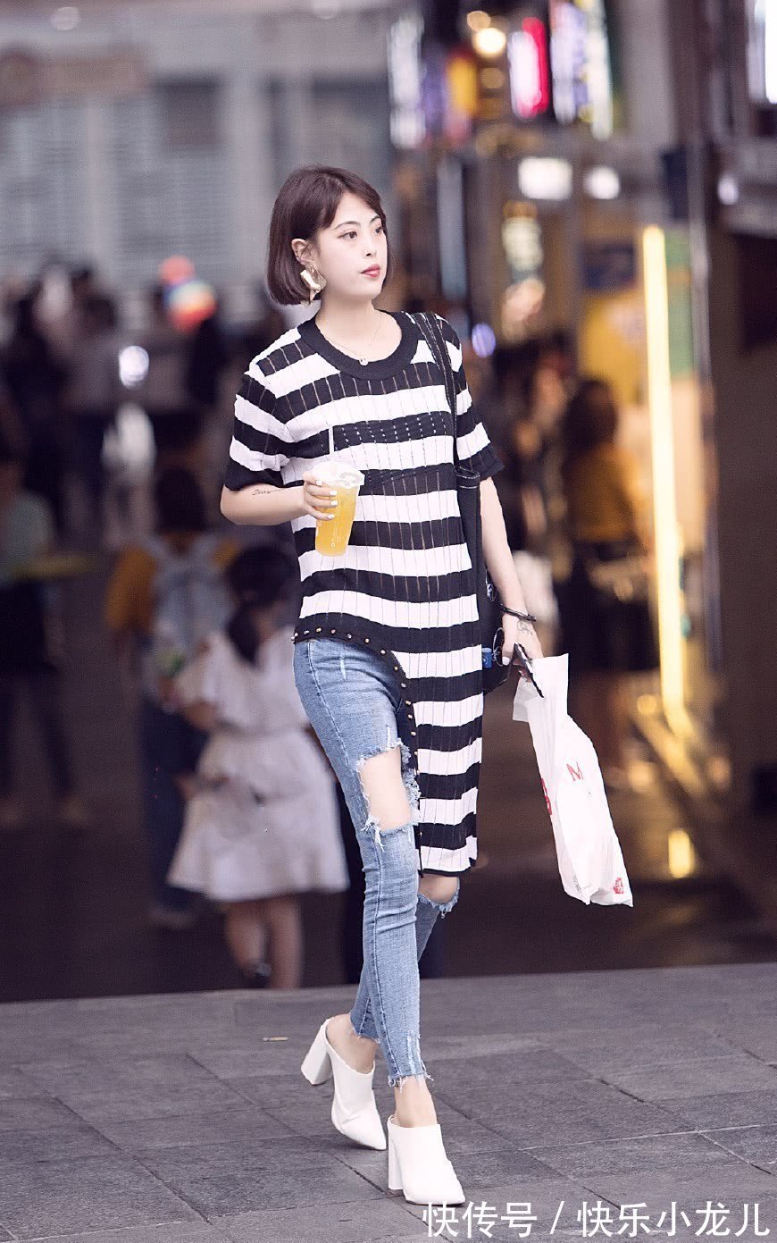 白皙|时尚搭配,小姐姐身穿白色裙装,搭配黑色高跟鞋,看上去时尚优雅