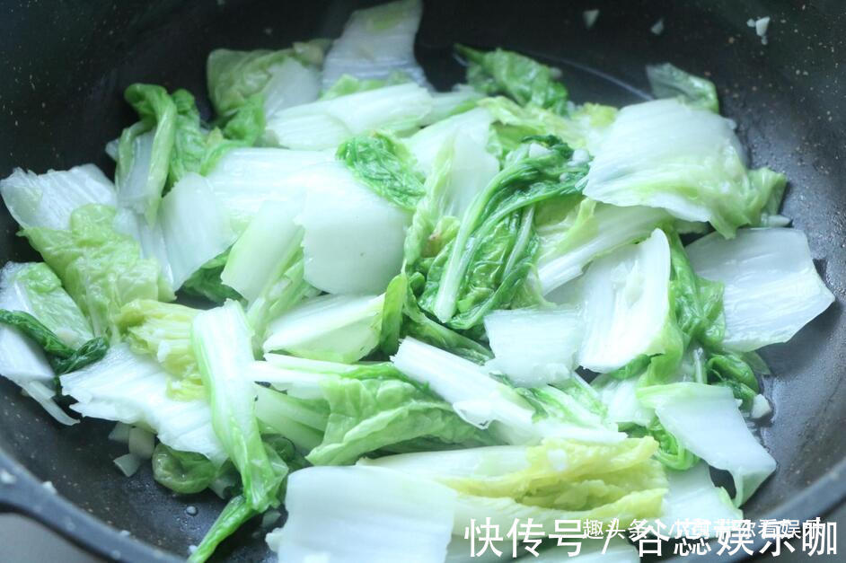 鲜嫩|白菜这样炒太下饭了，清脆爽口，鲜嫩多汁！