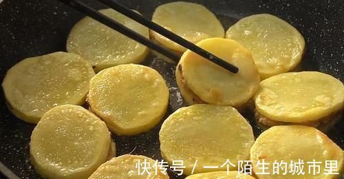 好吃|4个土豆1斤肉，教你最好吃的做法，酸甜开胃香而不腻，太好吃了