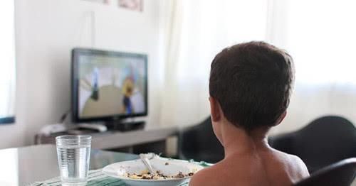 隐形衣|8岁儿子为看动画片,网购“隐身衣”作掩护,试穿效果笑翻网友