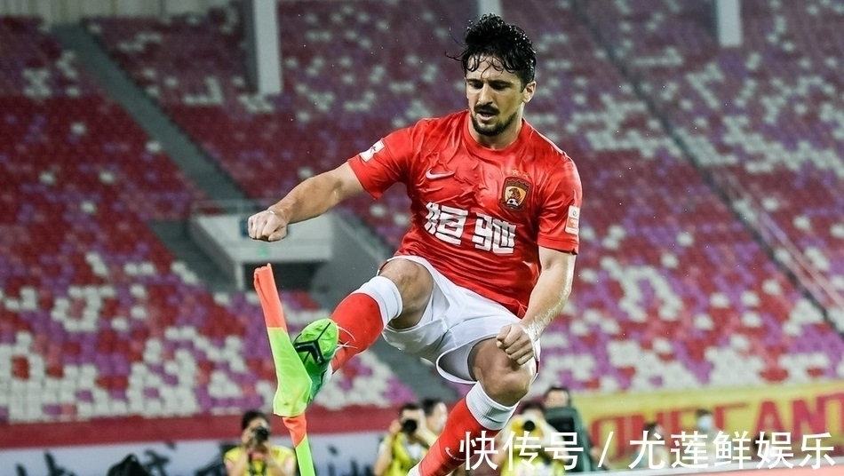 国足|逆袭成功?国足首发出现变故,李铁正面回应:是的,他状态太出色