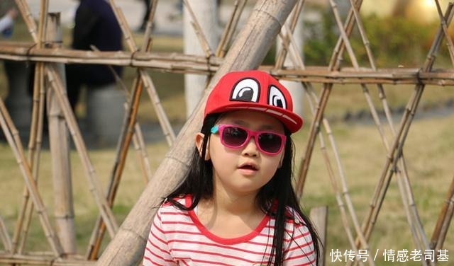  苦笑|高圆圆女儿满1岁，抓周道具成亮点，公公苦笑抓了我们最担心的