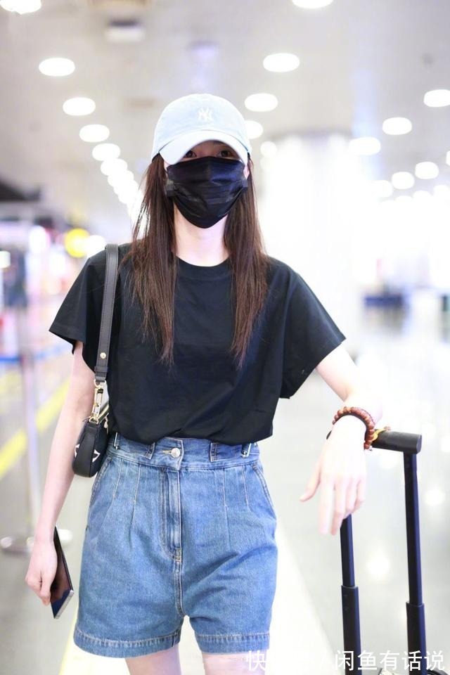 打扮|刘浩存真会打扮自己,光腿配男友外套秀身材,笑出月牙眼像学生妹