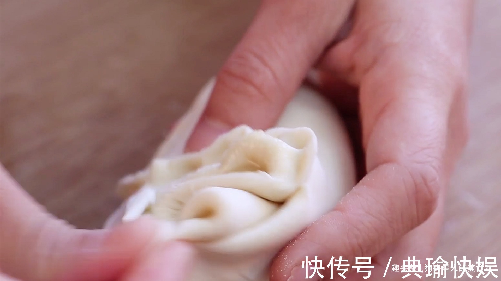 油酥|烙饼时,不要直接烙,多加这两步,饼柔软又起层,3分钟就能出锅