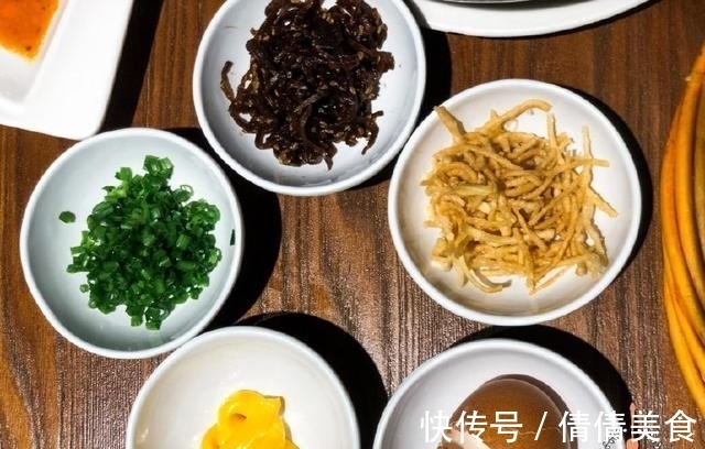 老公对家人从不小气，周末做一桌子饭菜，老婆女儿心满意足幸福！