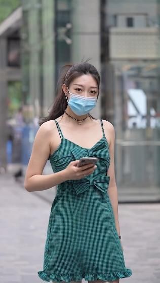 夏天|今夏开始流行青草绿,小姐姐穿这样一条裙子出门,回头率高的出奇
