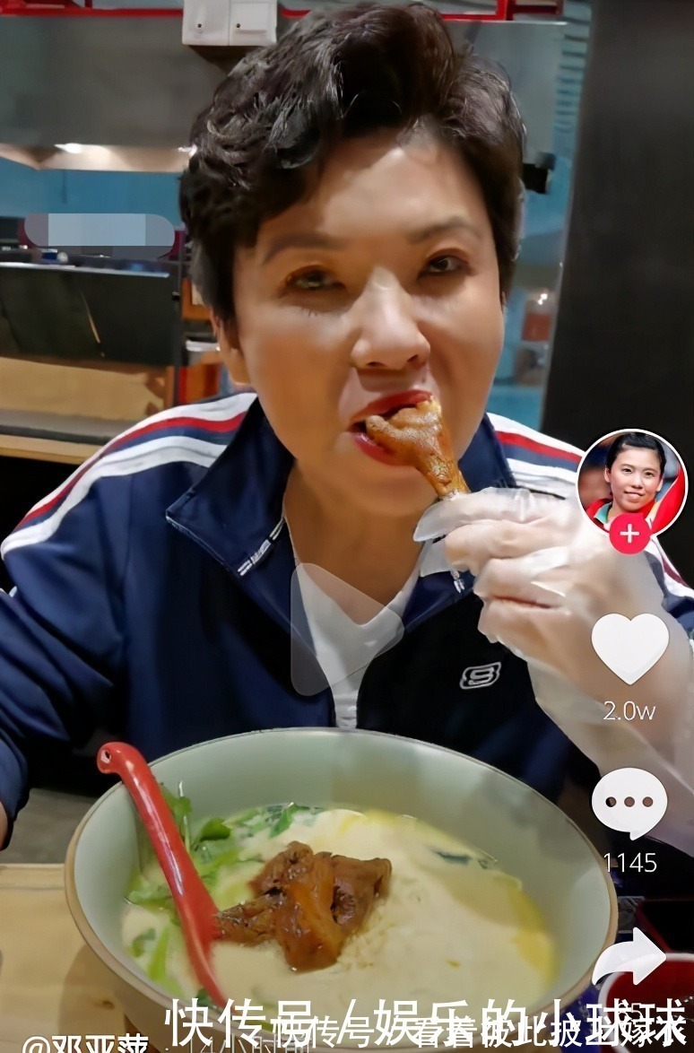 世界冠军|邓亚萍近况曝光超朴素!啃鸡爪直接用手接骨头,回归田园醉心种菜