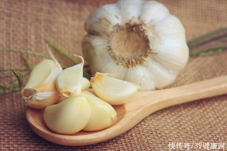 用药|感染7亿人的幽门螺杆菌,最怕大蒜和蜂蜜?2种用药才是根治方法