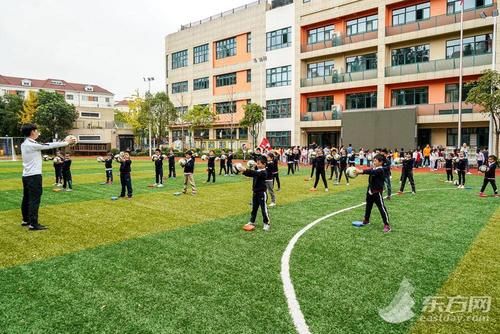 足球|家门口的体育特色学校｜从零基础到足球小将，孩子们找到“好朋友”