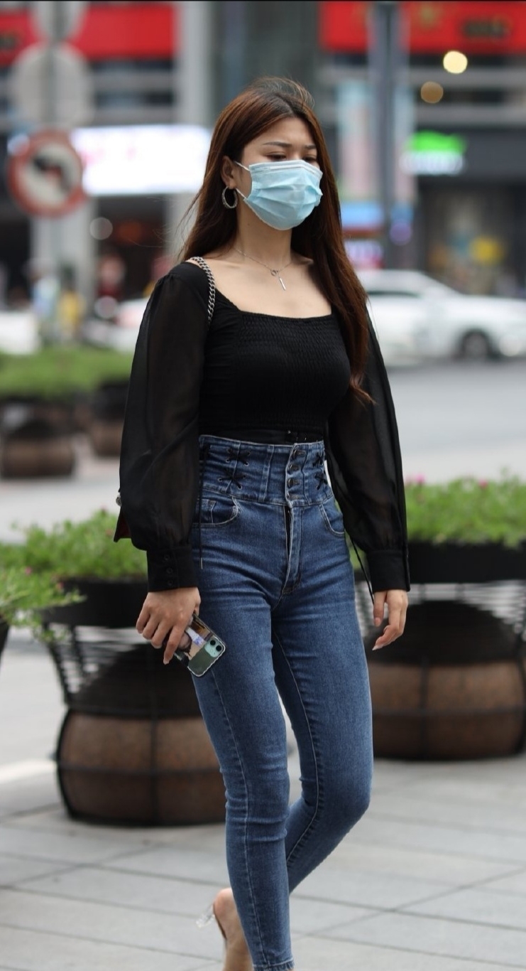 搭配|小心机吊带套装搭配牛仔短裤,配黑色皮质马丁靴,穿出新高度