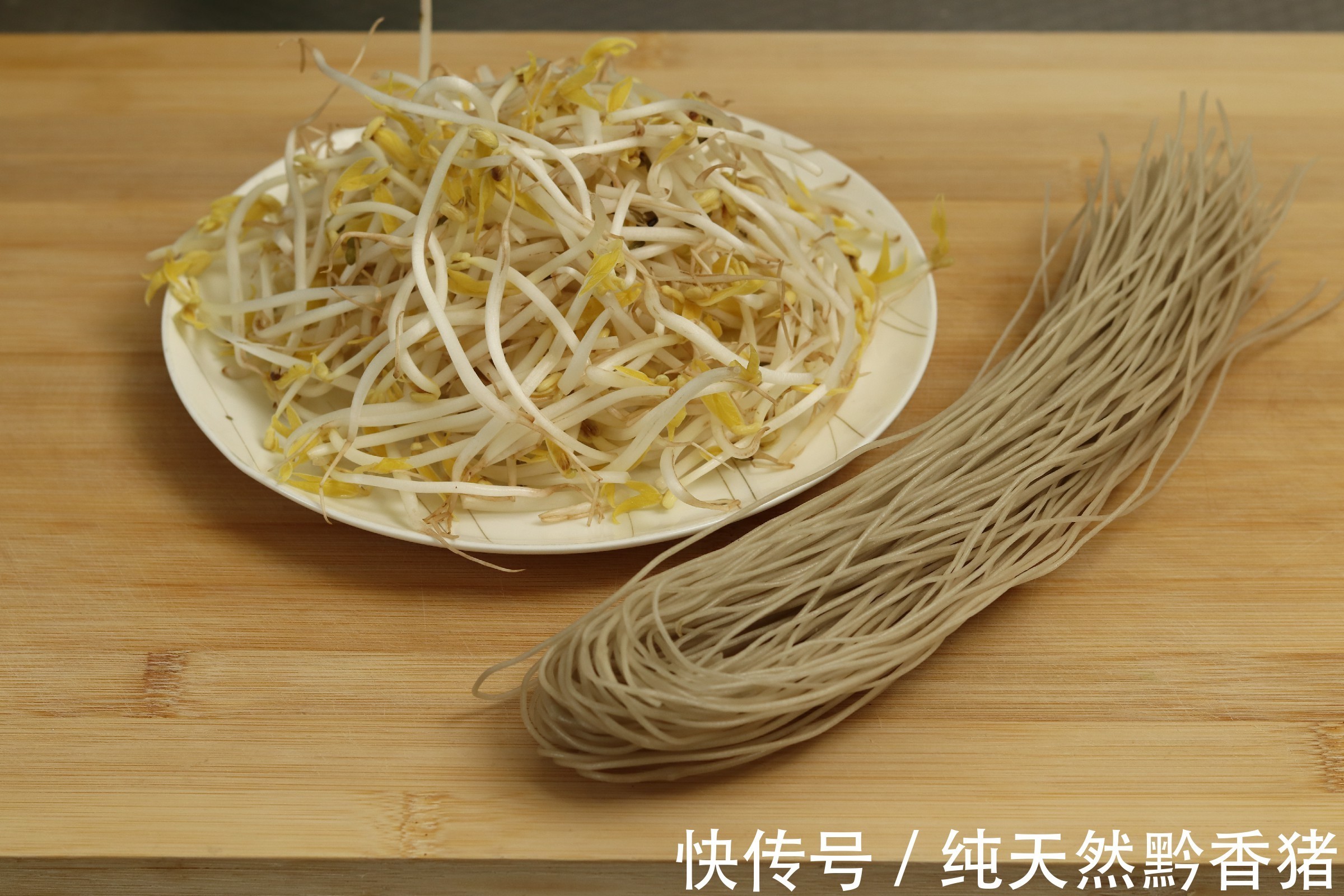 绿豆芽|家里来人怎么办?看了这2步的“绿豆芽炒红薯粉条”,让你在朋友面前大显身手