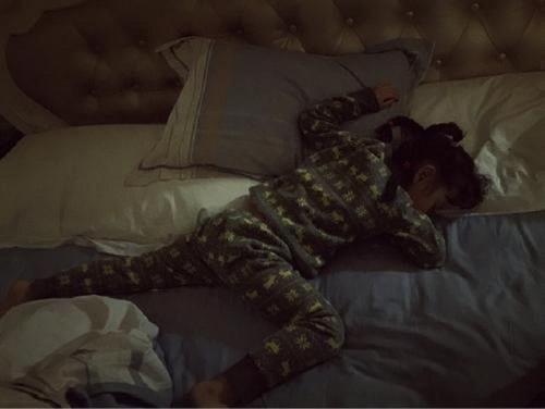 睡姿|不掀开被子,永远不知道宝宝的睡姿有多“销魂”,宝妈们笑翻了