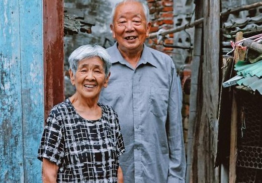 救护车|老年人只相伴不领证可行吗2个60多岁女人的经历给大家提了个醒