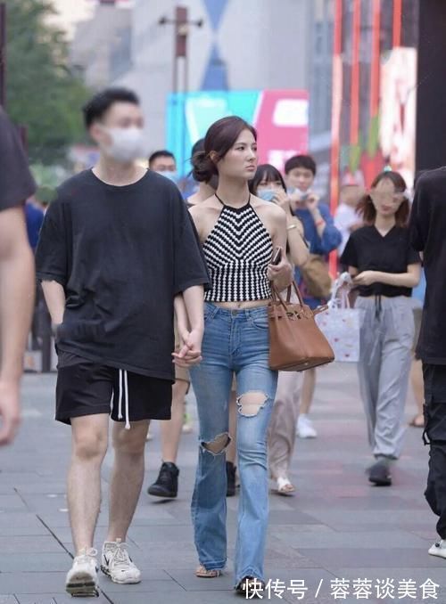 修身 风靡一时的牛仔裤,如今却成了“烂大街”,依旧难掩修身与显瘦!