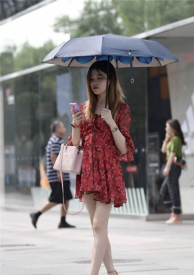 秋天 红色连衣短裙,搭配一字带细跟凉鞋,秋天简约时尚穿搭