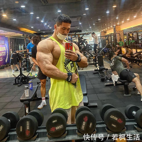 视觉效果|十年打造巨兽般的身材,体重105公斤,背阔肌与腰的比例极其夸张