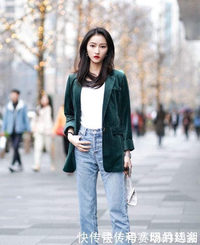 牛仔裤简约又不乏设计感，整体时尚靓丽的造型风格气质不凡