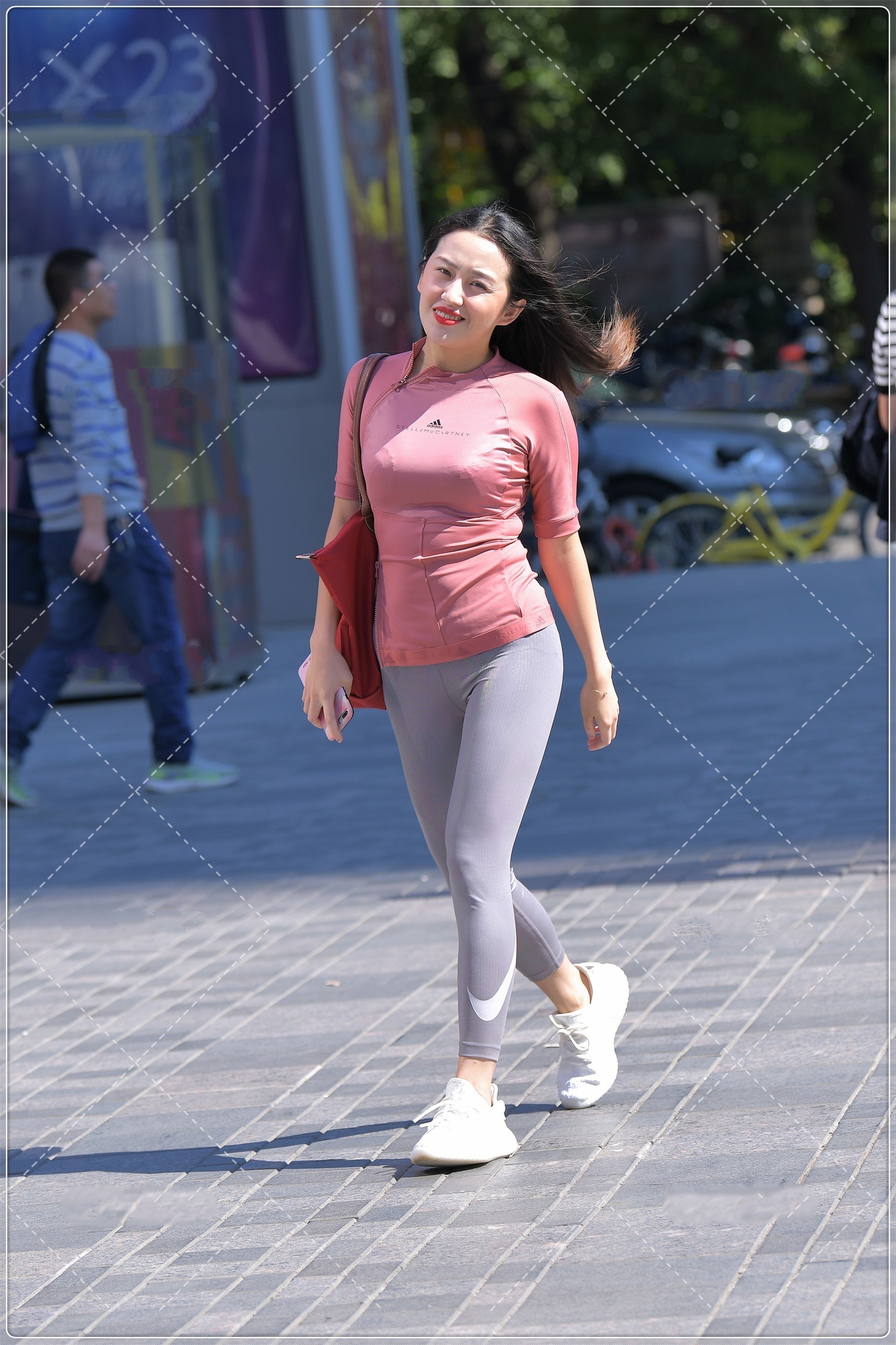 粉色上衣搭配灰色长裤,休闲舒适,青春活力十足