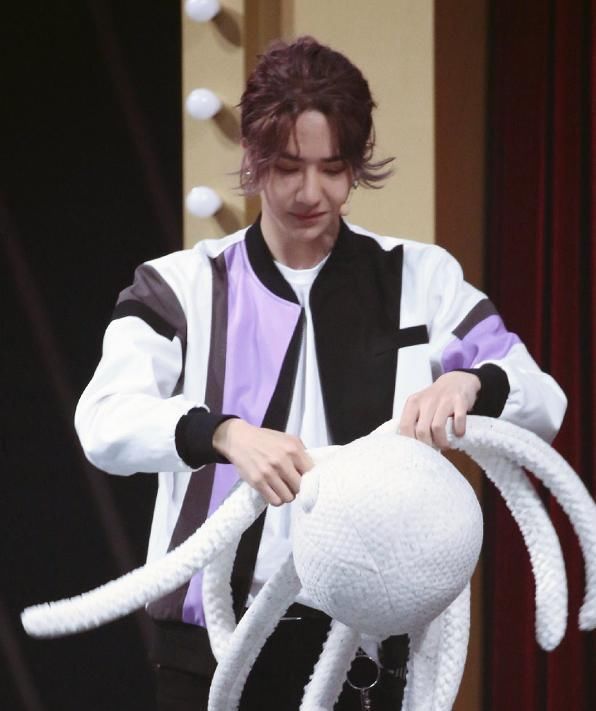 路透照|王一博以为没镜头,玩偶套头上就算了,再看他手上:本性藏不住了