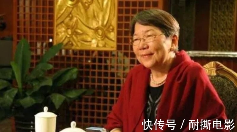 泪水#席慕蓉笔下很感人的一首诗,短短十三行字,写尽了大多数人的青春