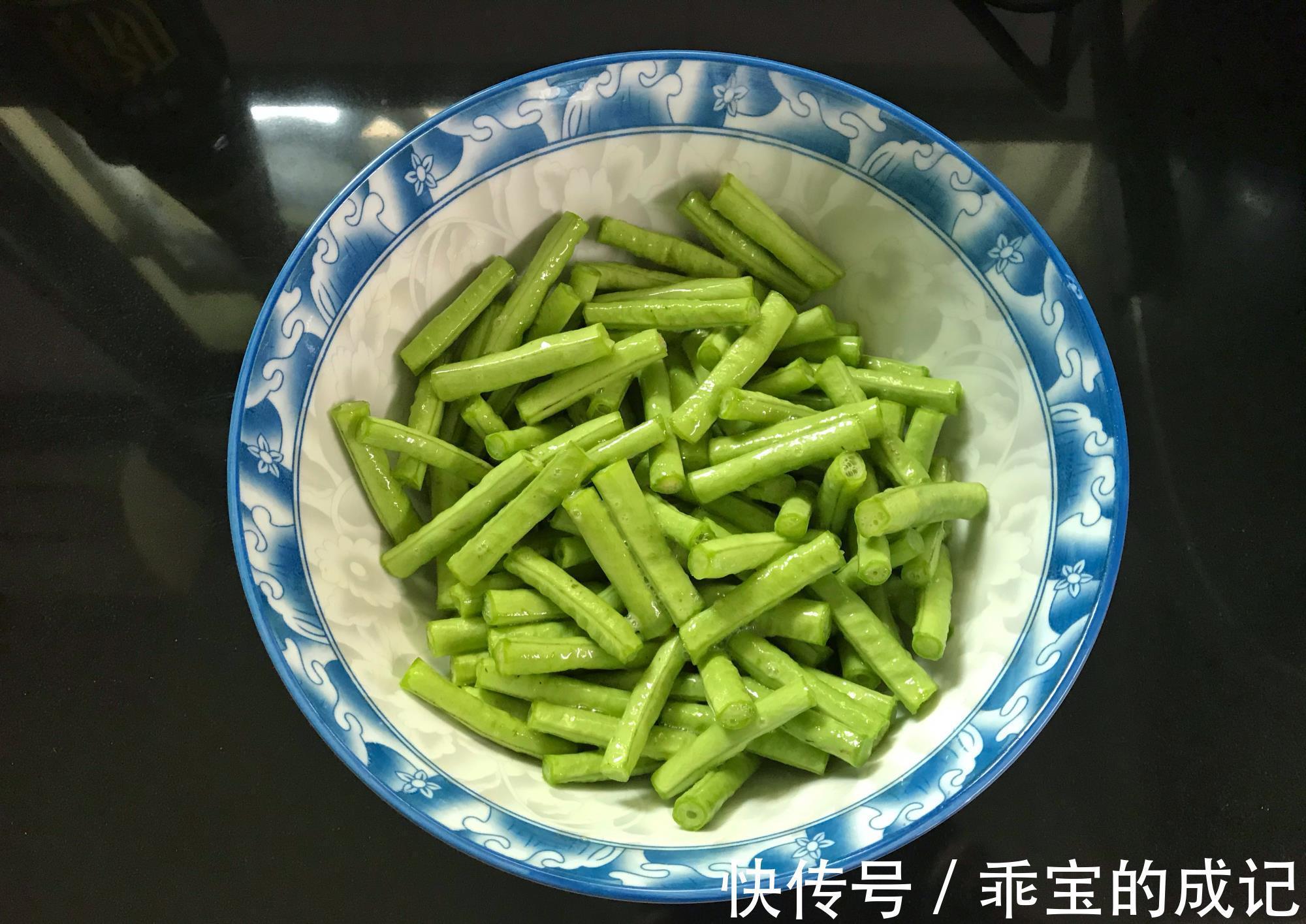 鸡蛋|豆角里打入1个鸡蛋,不炒不煮,没想到如此好吃,开胃解腻不长肉