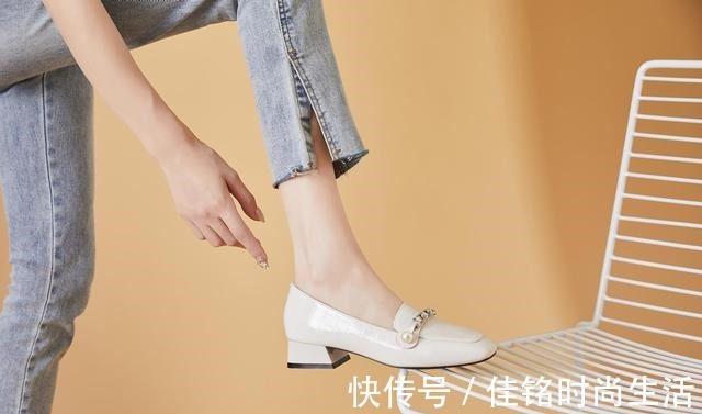 优雅感 西装裤不一定配高跟鞋,换成“乐福鞋”更优雅,30岁女人穿好美!