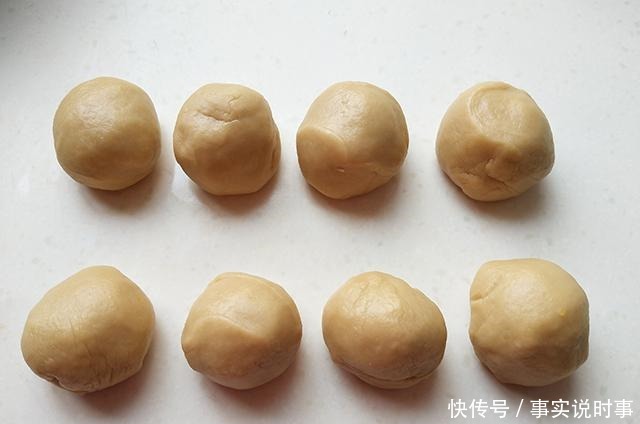 春天最该吃的小点心，不用烤箱直接烙，又酥又甜，我家隔三差五做