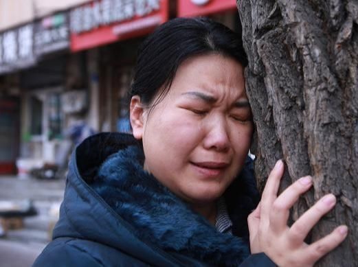 孩子|儿子抢别人鸡排吃,妈妈一旁帮腔护短,女孩的回答让妈妈后背发凉