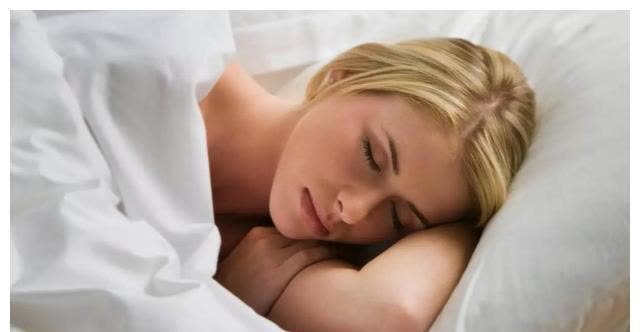 维生素|常失眠和缺乏维生素有关系？这2种维生素带着吃，有助于改善睡眠