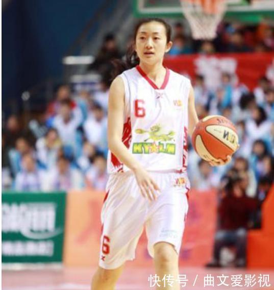 岳父母|游泳名将周雅菲:嫁给中国男篮莫科,同他一起当他前妻父母的孩子