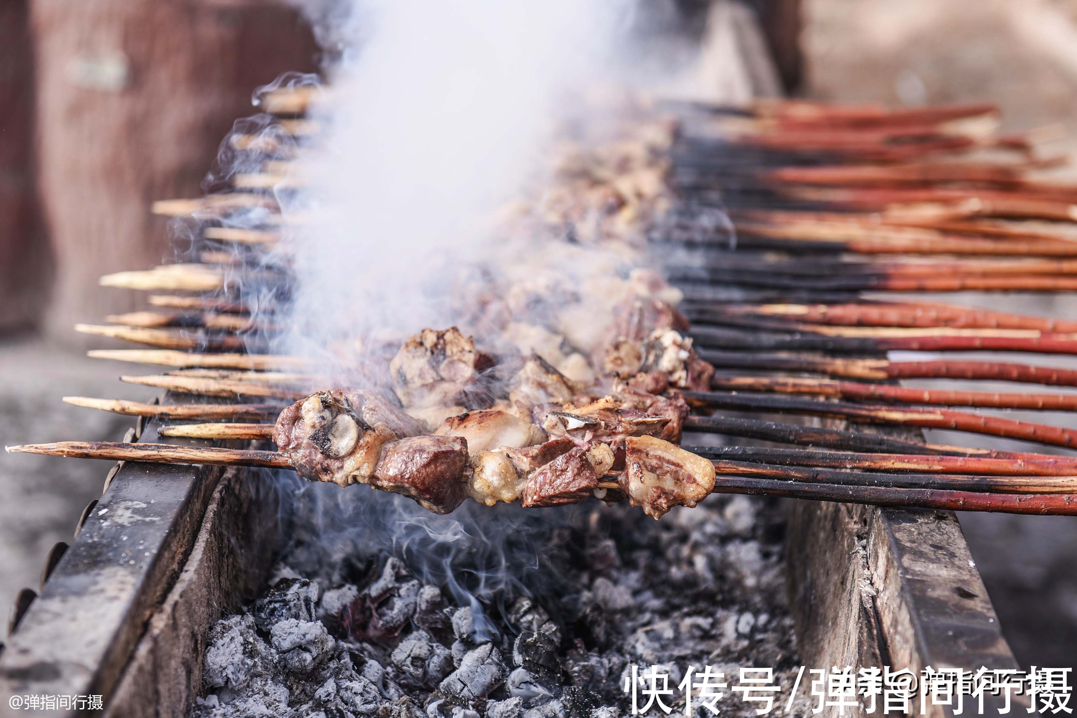 烤肉|新疆有个“烧烤之乡”，这里的烤鱼和烤肉，少添调料却味绝天下