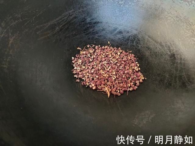 做炸酥肉,有“三样调料”不能少,酥肉金黄酥脆,咬一口满嘴香